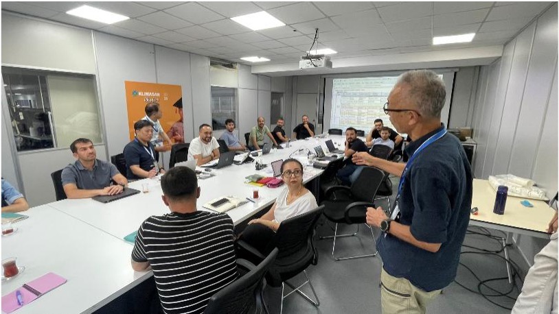 研修の様子：会議室でのプレゼンテーション